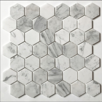 Witte zeshoekige Calacatta Marmer Carrara Mosaïektegels Geavanceerde achtergrond badkamer
